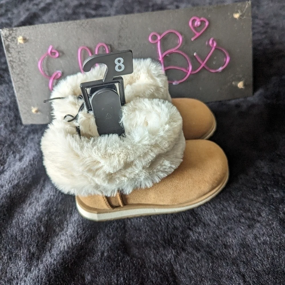 NWT Kids Beige/Tan Beige Easy On/Off Winter Boot 8